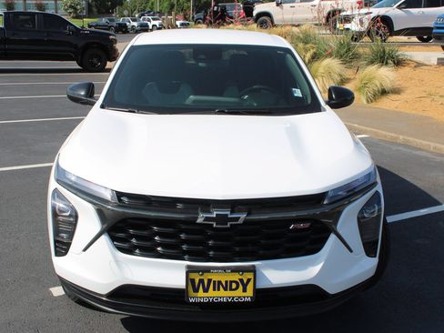 Used 2024 Chevrolet Trax RS FWD image 3