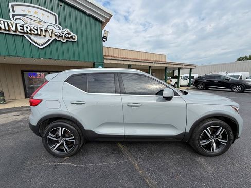 Used 2024 Volvo XC40 B5 Core AWD/4WD image 2