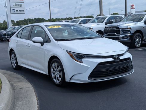Used 2025 Toyota Corolla LE FWD image 3