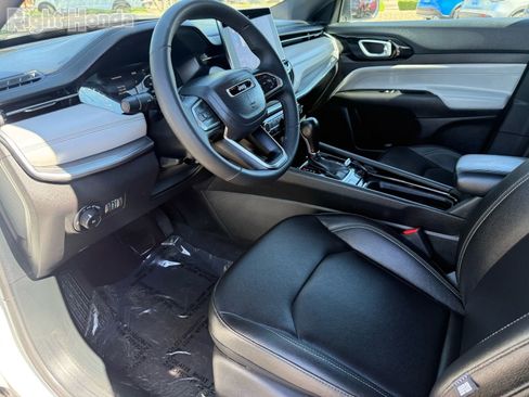 Used 2025 Jeep Compass Limited image 12