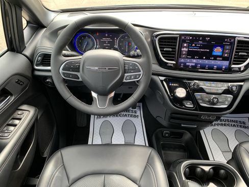 Used 2025 Chrysler Pacifica Select FWD image 36