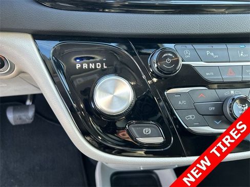 Certified 2024 Chrysler Pacifica Touring-L image 22