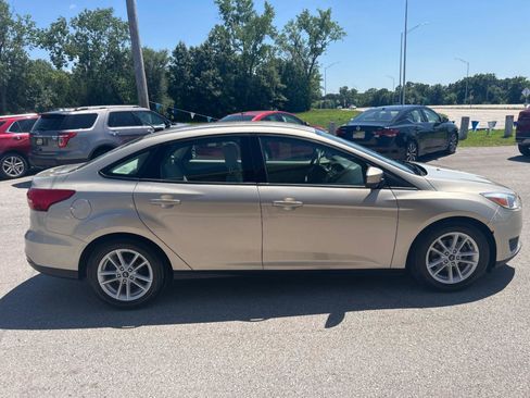 Used 2018 Ford Focus SE FWD image 4