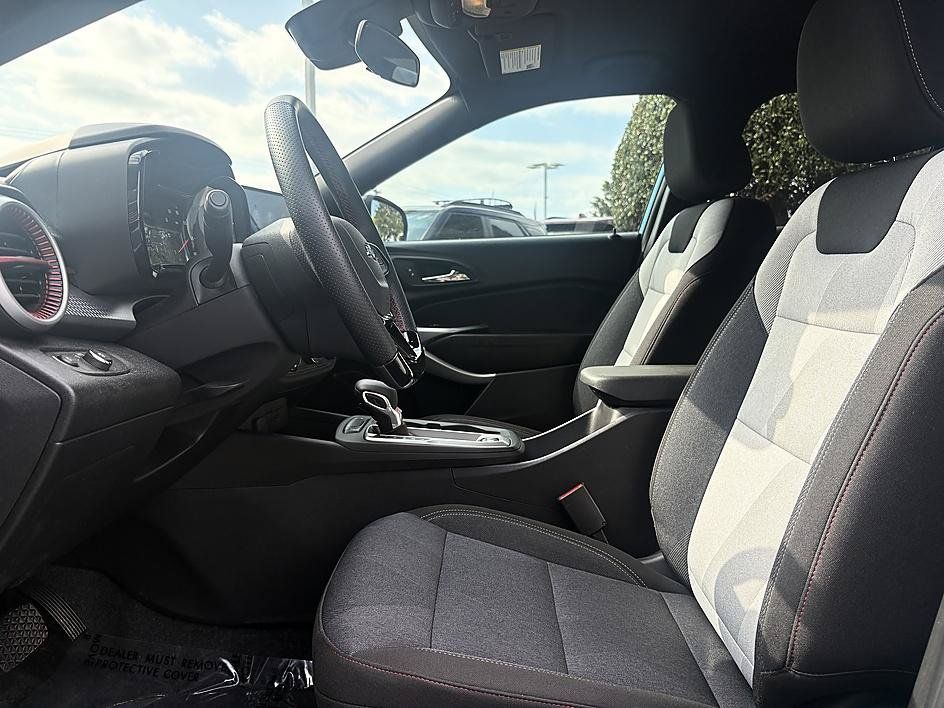 Used 2025 Chevrolet Trax RS FWD image 8