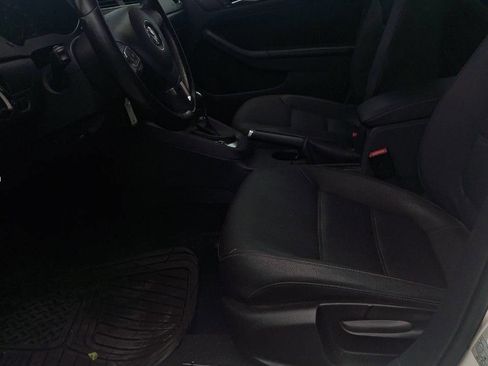 Used 2011 Volkswagen Jetta SE FWD image 12