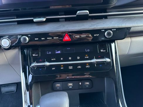 Certified 2024 Kia Carnival EX FWD image 22