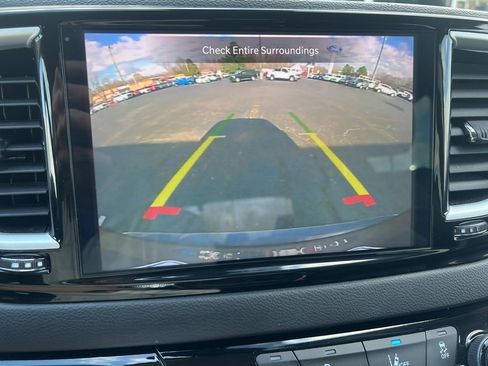 Used 2023 Chrysler Pacifica Touring-L image 33