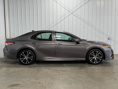 Used 2019 Toyota Camry SE w/ Carpet Mat Package FWD image 2
