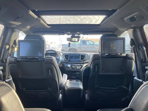 Used 2019 Chrysler Pacifica Limited w/ Advanced Safetytec Group FWD image 18