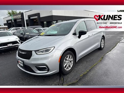 Used 2024 Chrysler Pacifica Touring-L FWD image 13