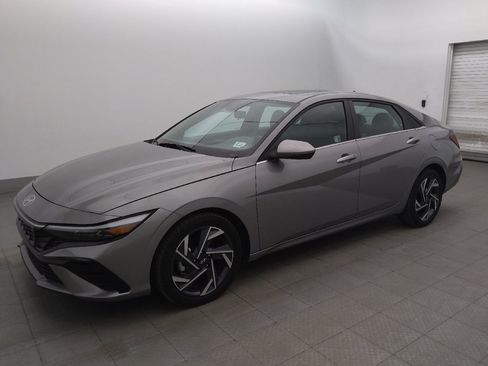 Used 2025 Hyundai Elantra SEL FWD image 2