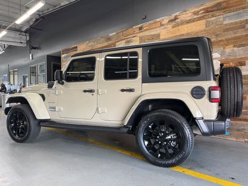 Used 2022 Jeep Wrangler Unlimited Sahara w/ Cold Weather Group AWD/4WD image 21