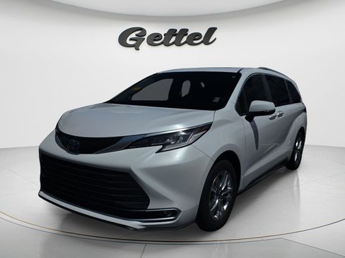 Used 2023 Toyota Sienna Limited FWD image 1