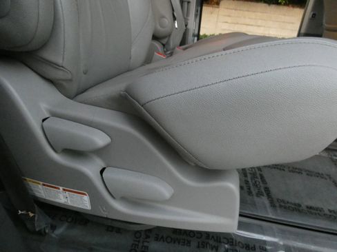 Used 2015 Toyota Sienna XLE image 39