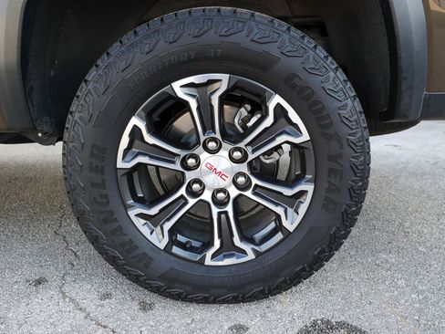 Used 2025 GMC Canyon AT4 w/ AT4 Premium Package AWD/4WD image 18