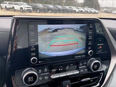 Used 2020 Toyota Highlander LE image 20