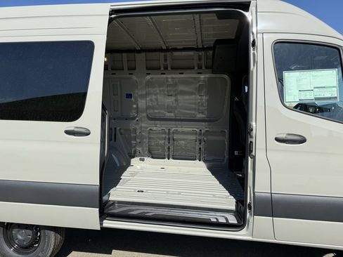 New 2025 Mercedes-Benz Sprinter 2500 image 18