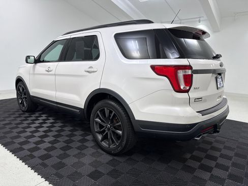 Used 2018 Ford Explorer XLT w/ Equipment Group 202A FWD image 4