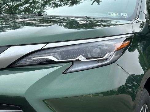 Used 2025 Toyota Sienna Platinum AWD/4WD image 10