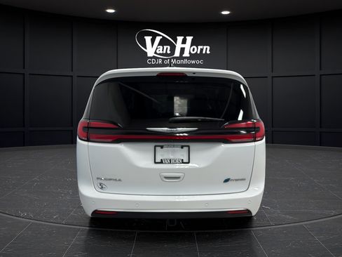 Used 2023 Chrysler Pacifica Limited w/ Uconnect Theater Family Group FWD image 4