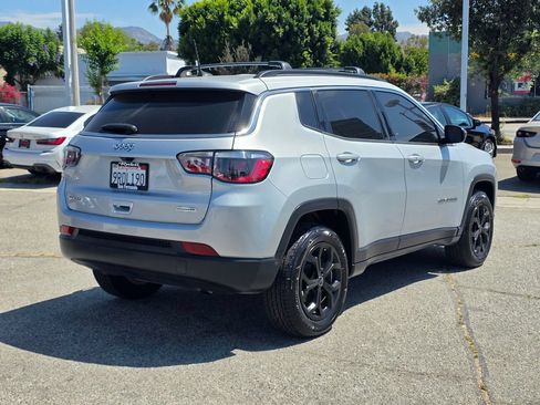 Used 2025 Jeep Compass Latitude AWD/4WD image 5