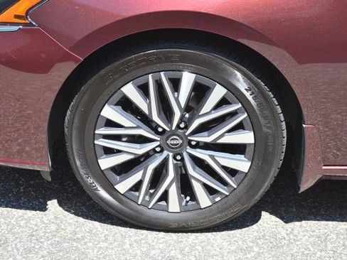 Used 2024 Nissan Altima 2.5 SV w/ SV Premium Package FWD image 13