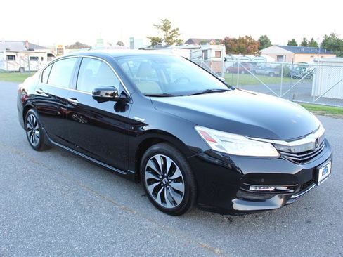 Used 2017 Honda Accord Touring image 9