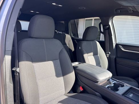 Used 2025 GMC Acadia Elevation image 16