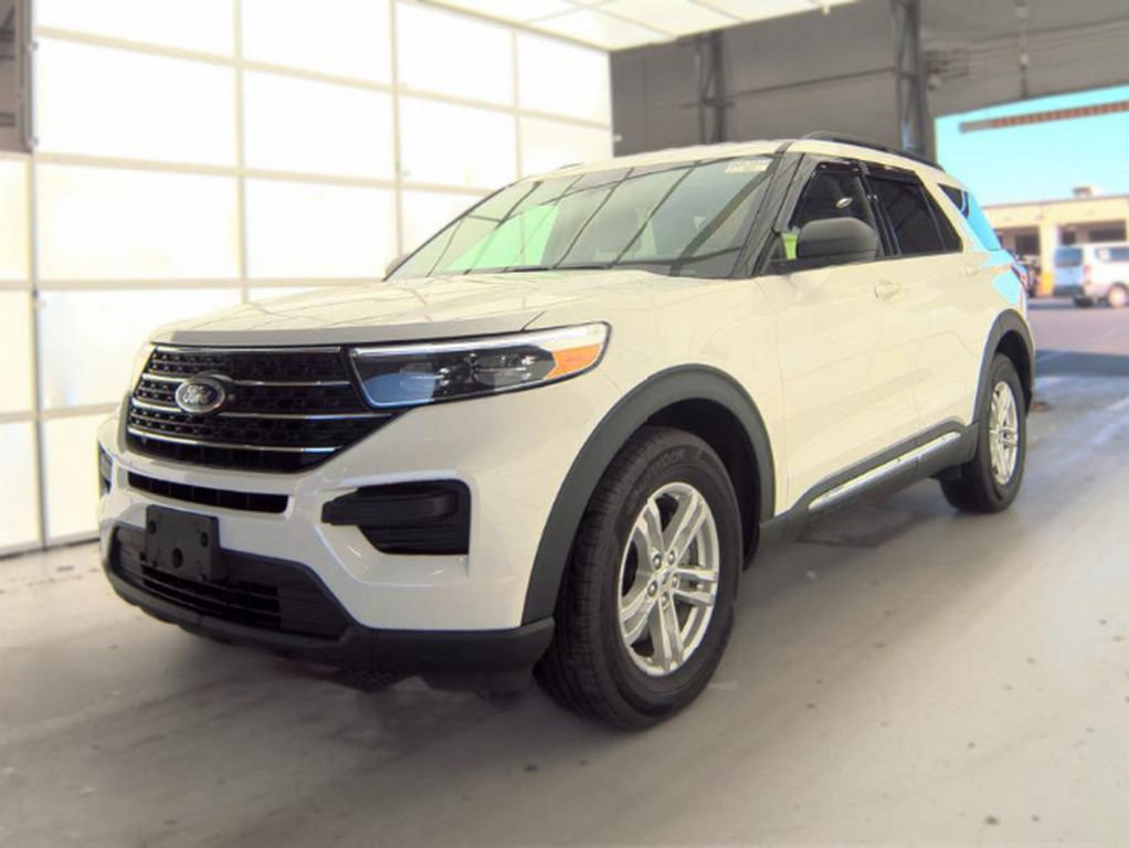 Used 2024 Ford Explorer XLT AWD/4WD image 2
