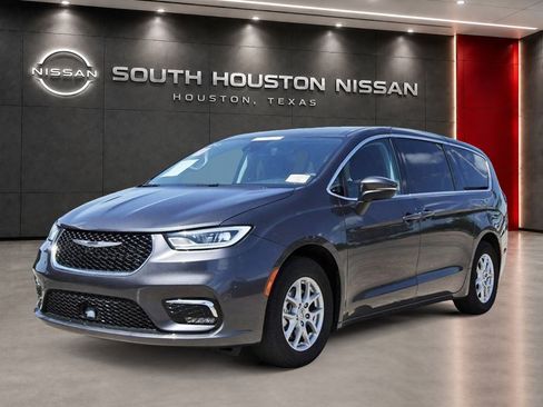Used 2023 Chrysler Pacifica Touring-L FWD image 2