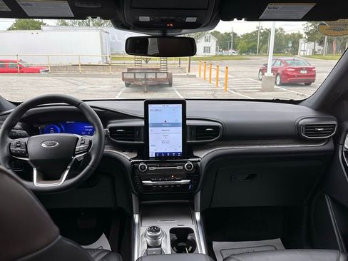 Certified 2023 Ford Explorer Platinum w/ Technology Package AWD/4WD image 34