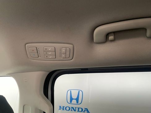 Used 2024 Kia Carnival LX image 32