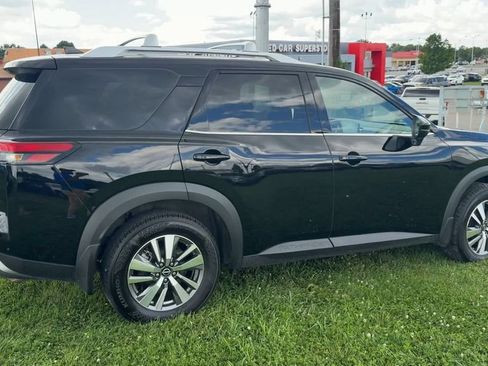Used 2024 Nissan Pathfinder SL w/ Black Appearance Package AWD/4WD image 7