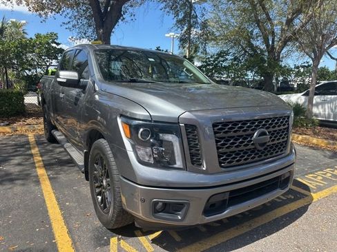 Used 2018 Nissan Titan SV w/ SV Convenience Package image 2