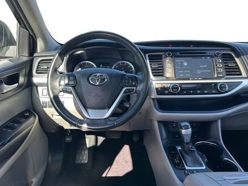 Certified 2018 Toyota Highlander XLE AWD/4WD image 12