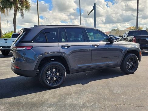 Used 2025 Jeep Grand Cherokee Altitude image 7