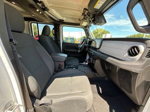 Used 2025 Jeep Wrangler Unlimited Sahara AWD/4WD image 11