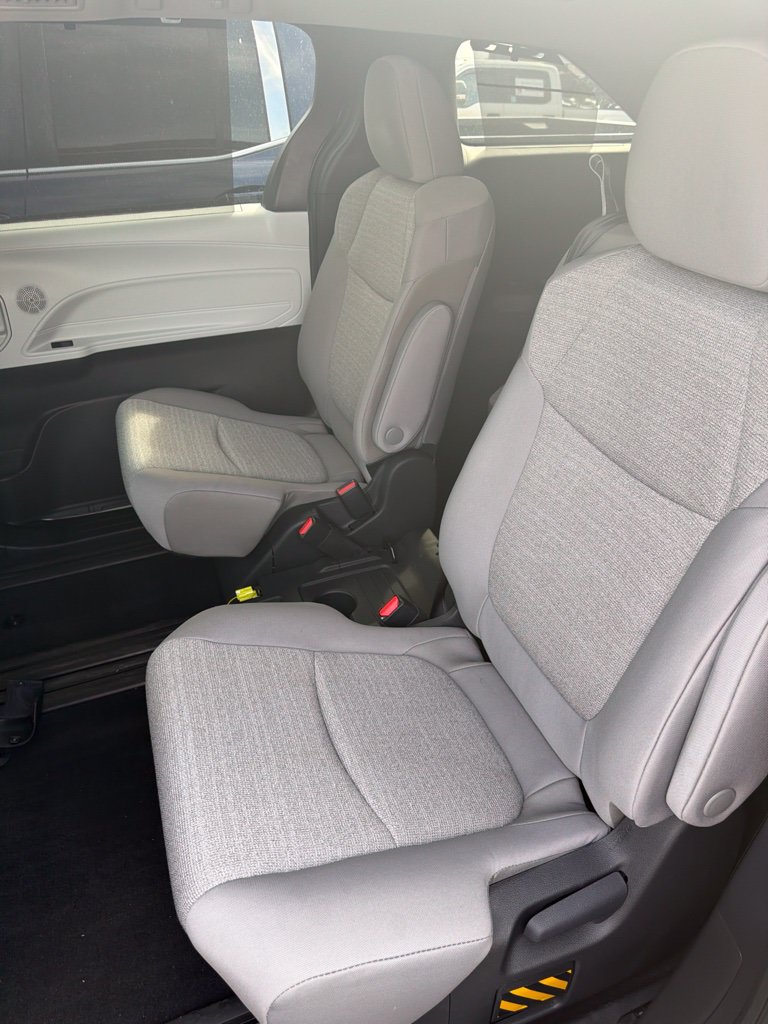 Used 2026 Toyota Sienna LE FWD image 8
