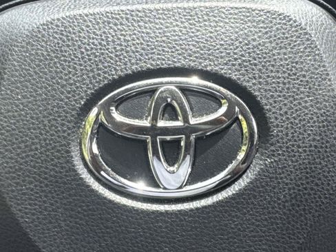 Used 2021 Toyota RAV4 LE AWD/4WD image 32
