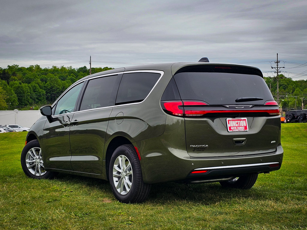 New 2027 Chrysler Pacifica Select w/ Family Tech Group AWD/4WD image 5