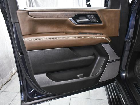 Used 2025 GMC Yukon XL Denali Ultimate AWD/4WD image 9