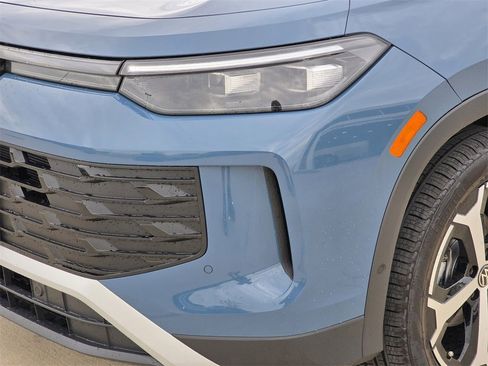 New 2025 Volkswagen Tiguan SE image 6