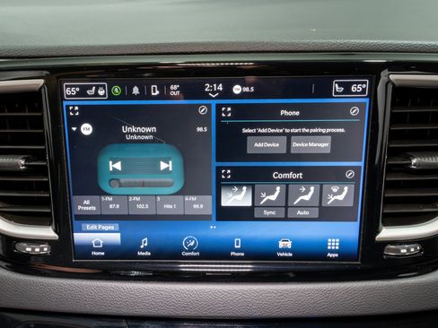 Used 2024 Chrysler Pacifica Touring-L image 17