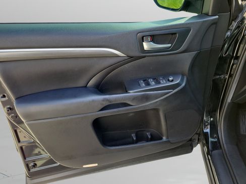 Used 2019 Toyota Highlander SE AWD/4WD image 6