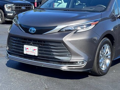 Used 2023 Toyota Sienna Platinum AWD/4WD image 38