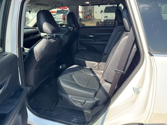 Used 2024 Toyota Grand Highlander AWD image 16