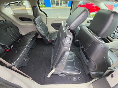 Used 2023 Chrysler Pacifica Limited FWD image 18