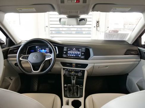 Used 2022 Volkswagen Jetta SE image 16