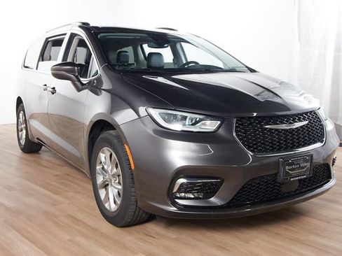 Used 2022 Chrysler Pacifica Touring-L AWD/4WD image 3