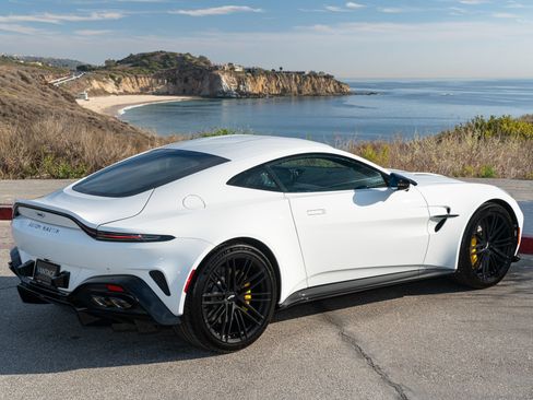 Used 2025 Aston Martin V8 Vantage Coupe RWD image 3